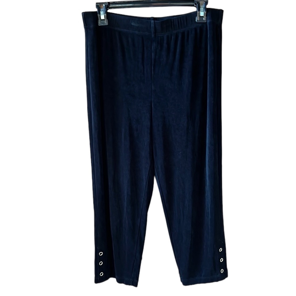Chico’s Travelers Crop Black Slinky Knit Pull On Pants. Grommets Detail. Sz Lg